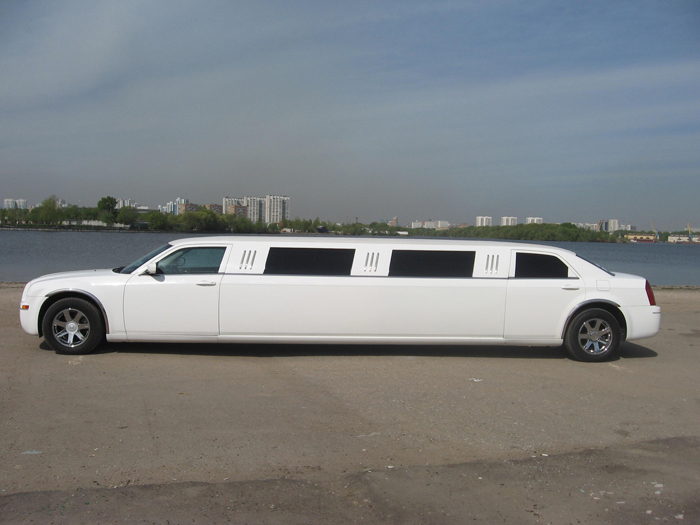 Прокат белого лимузина Крайслер 300С на свадьбу