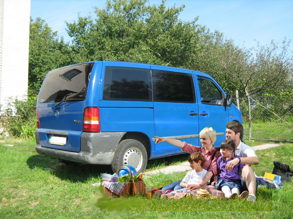 Заказать микроавтобус Мерседес-вито с водителем (белый микроавтобус на 5 мест)